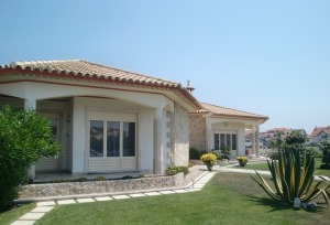 villa-194671_640