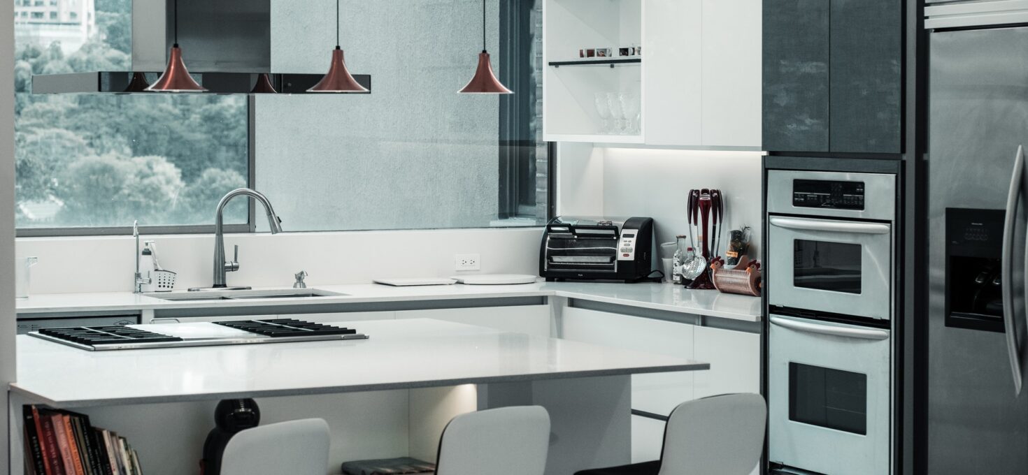 Een moderne keuken combineert een strakke vormgeving met een luxueuze uitstraling