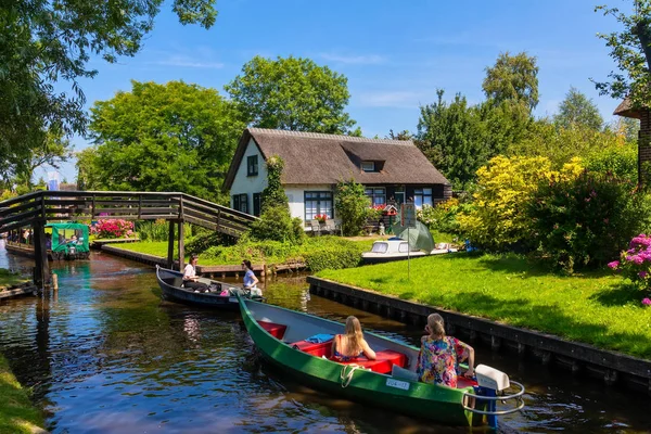 Ontdek de betoverende schoonheid van Giethoorn met een bootje huren in Giethoorn